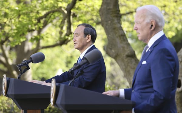 共同記者会見する菅首相（左）とバイデン米大統領(4月、ワシントンのホワイトハウス)=共同