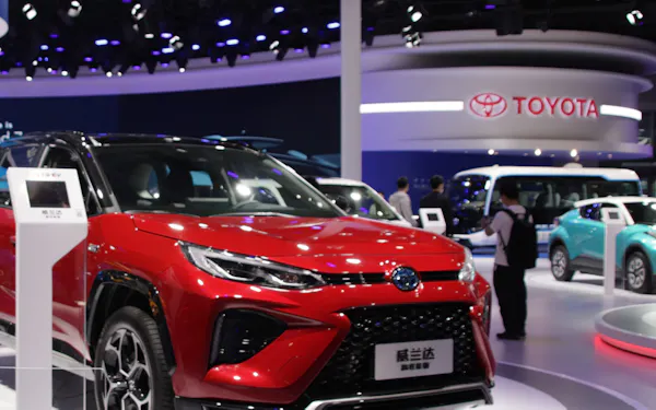 トヨタ、2人乗りEVリース発売: 日本経済新聞