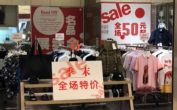 消費需要を喚起するため値引きセールを実施するアパレル店（7月、北京市）
