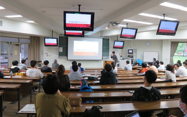 オンラインで石川県内の課題解決の授業に取り組む融合学域の１年生たち