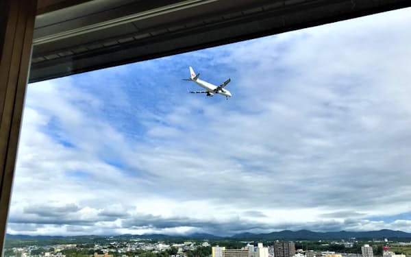 望楼NOGUCHI函館は、函館空港に離着陸する飛行機が見える部屋の宿泊プランを始めた