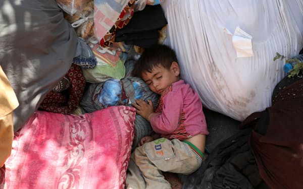 首都カブールに避難した国内避難民の子供（８月10日）＝ロイター