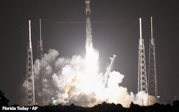 スペースXは多数の人工衛星を打ち上げ、通信に使う計画を進めている=Florida Today・AP