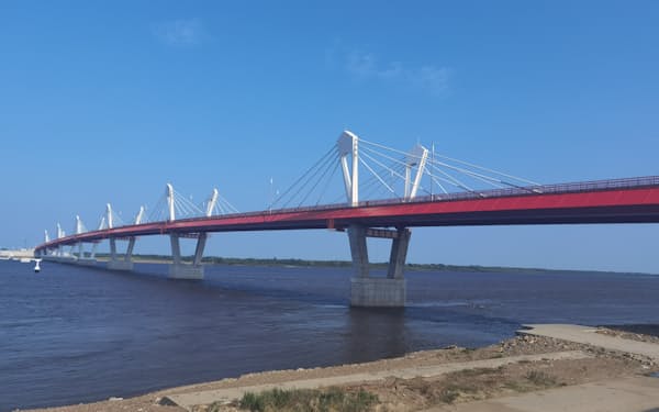 中国の黒竜江省黒河市とロシアをむすぶ道路橋（7月、黒河から撮影）