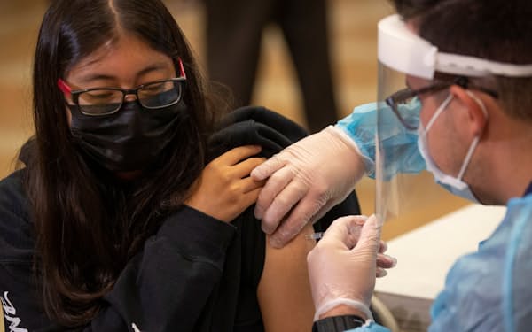 新型コロナのワクチン接種を受けるロサンゼルスの公立校の生徒（8月30日）＝ロイター