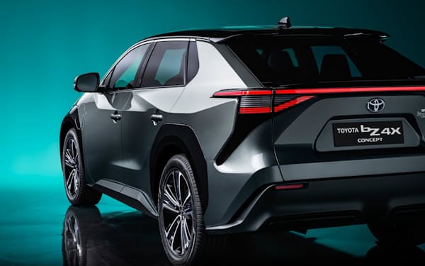 トヨタ自動車が2022年に発売予定の電気自動車（EV）「bZ4X」。同社は車載電池に2030年までに1.5兆円投資すると発表した（出所：トヨタ自動車）
