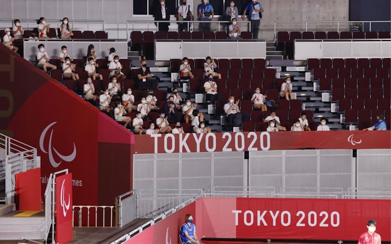 東京パラリンピックの「学校連携観戦プログラム」でゴールボールの日本戦を観戦する生徒ら(8月27日、千葉市の幕張メッセ)=共同 東京パラリンピックの「学校連携観戦プログラム」でゴールボールの日本戦を観戦する生徒ら(8月27日、千葉市の幕張メッセ)=共同