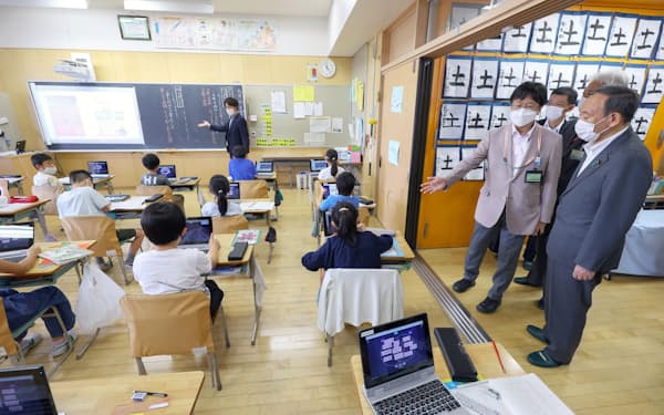 東京都杉並区の区立天沼小学校を訪れ、授業の状況を視察する菅首相（右端）＝10日午前（代表撮影）