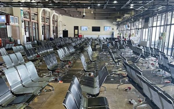 タリバンから逃れる人々に破壊されたカブールの空港ロビー