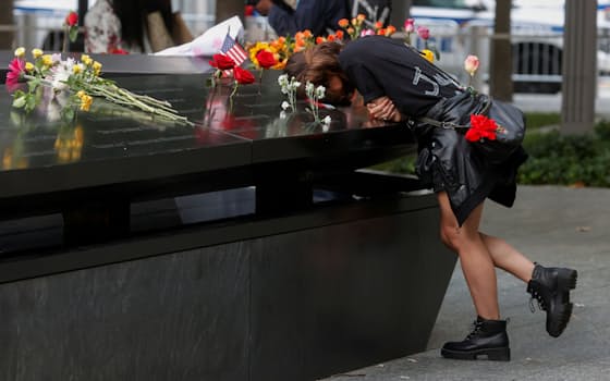 犠牲者の名前が刻まれた碑の前に多くの人たちが足を運び、悲しみを新たにした（11日、ニューヨーク）=ロイター