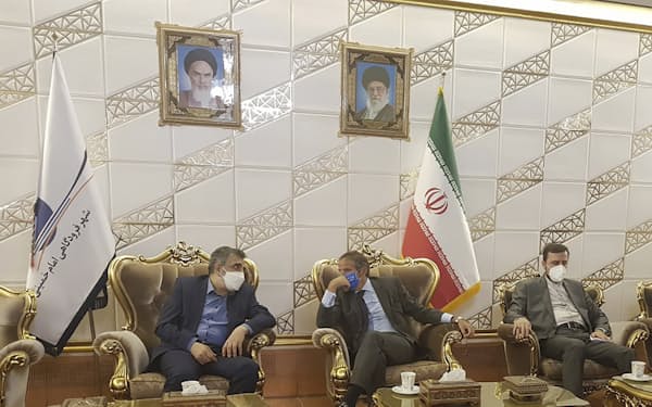 11日、イランを訪問したＩＡＥＡのグロッシ事務局長（中央）＝イラン原子力庁・ＡＰ