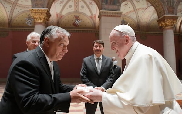 ローマ教皇フランシスコ㊨はハンガリーのオルバン首相と会談した（１２日、ブダペスト）＝ロイター
