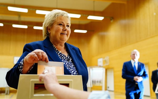 投票するソールバルグ首相（13日、ノルウェー・ベルゲン）=ロイター