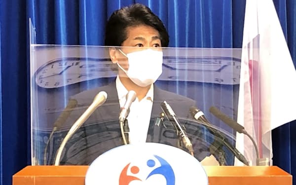 田村憲久厚生労働相は記者会見で今後のワクチン接種について協議を進める方針を示した（14日、厚労省）