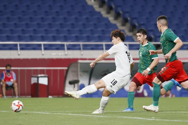 サッカー日本 メンバー刷新で攻撃のテンポアップを 日本経済新聞 サッカー日本 メンバー刷新で攻撃のテンポアップを 日本経済新聞