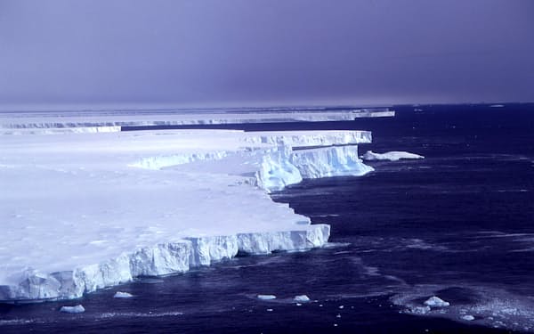 南極・ブライド湾の棚氷（国立極地研究所提供）