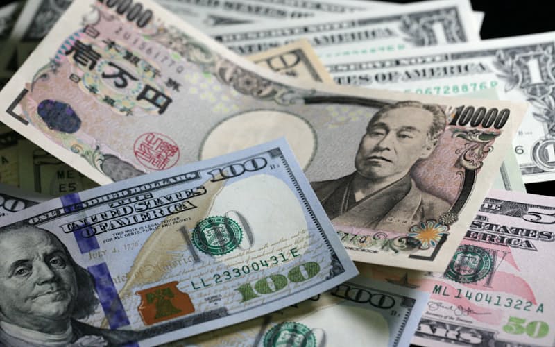 外貨預金は通貨を交換する手間などを反映した為替手数料がかかる 外貨預金は通貨を交換する手間などを反映した為替手数料がかかる
