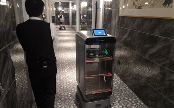 レストランで使われているキーンオンの配送ロボット(21年4月、上海市)