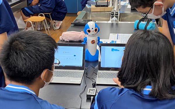実証授業では生徒がロボットのプログラミングを体験した