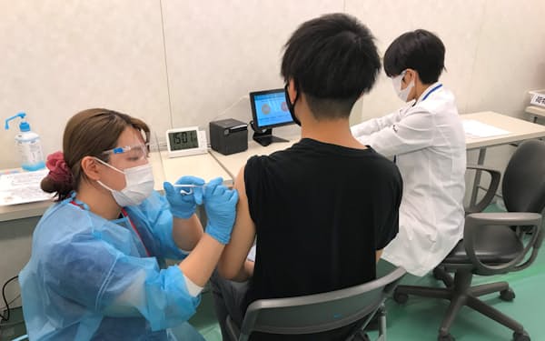 新型コロナウイルスのワクチン接種を受ける若年層(15日、福岡市)