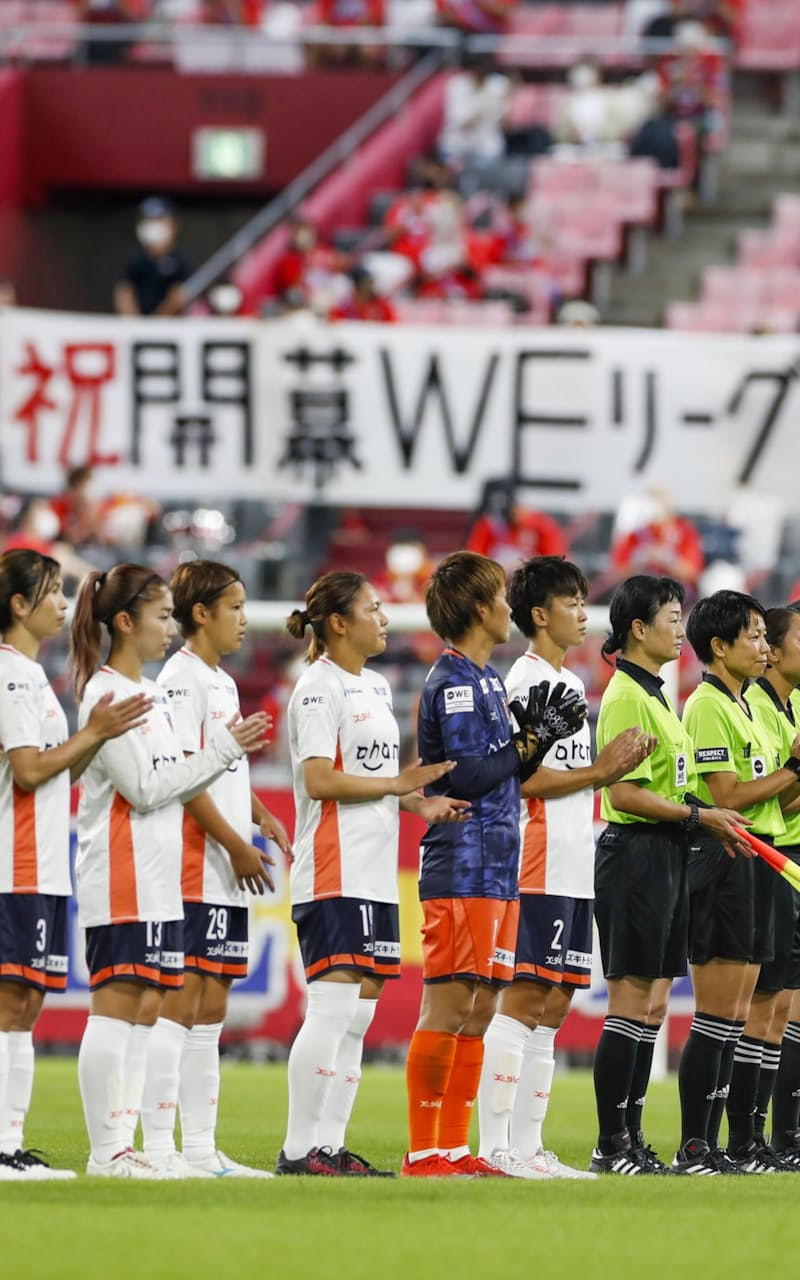 女子サッカーのプロ「Yogibo WEリーグ」が開幕し整列するINAC神戸(奥)と大宮の選手たち=12日、ノエビアスタジアム神戸 女子サッカーのプロ「Yogibo WEリーグ」が開幕し整列するINAC神戸(奥)と大宮の選手たち=12日、ノエビアスタジアム神戸
