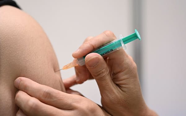 新型コロナウイルスワクチンは希望者への接種が進んでいる(11日、東京都葛飾区)