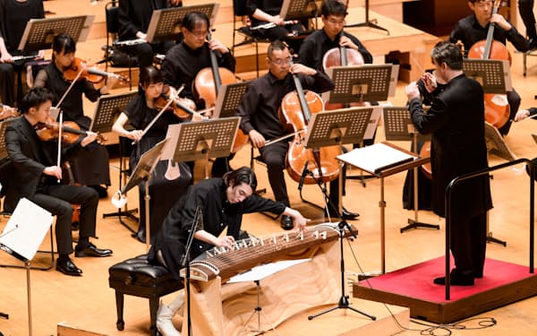 箏協奏曲を弾くLEO（中央）©読売日本交響楽団