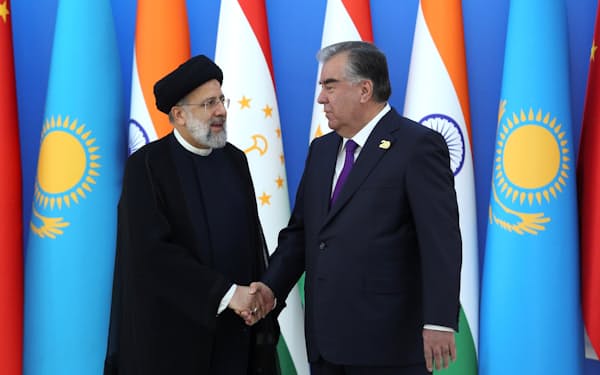 イランのライシ大統領（左）は17日、上海協力機構の首脳会議に参加した＝ロイター