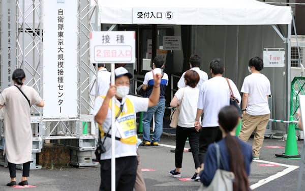 新型コロナウイルスワクチンの大規模接種センターに向かう人たち（10日午前、東京・大手町）