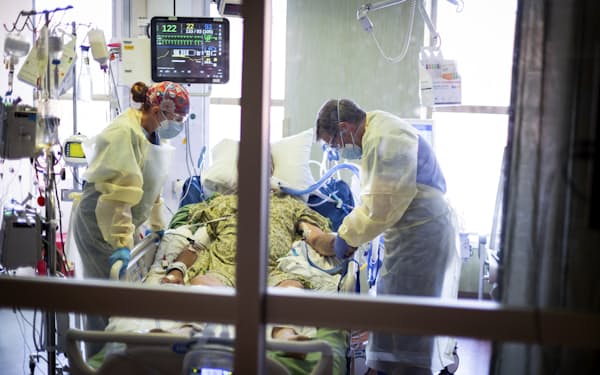 米アイダホ州の病院の集中治療室（ＩＣＵ）で８月３１日、治療を受ける新型コロナ患者＝AP