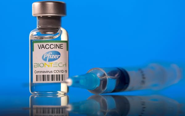 米食品医薬品局（ＦＤＡ）は６５歳以上や重症化リスクの高い人を対象に、ファイザー製ワクチンの追加接種を承認した＝ロイター