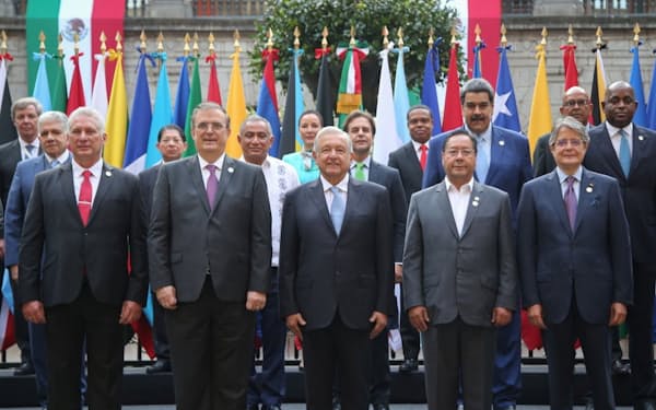 18日、メキシコシティで開かれた中南米共同体の首脳会議で記念撮影するロペスオブラドール大統領（中央）=ロイター