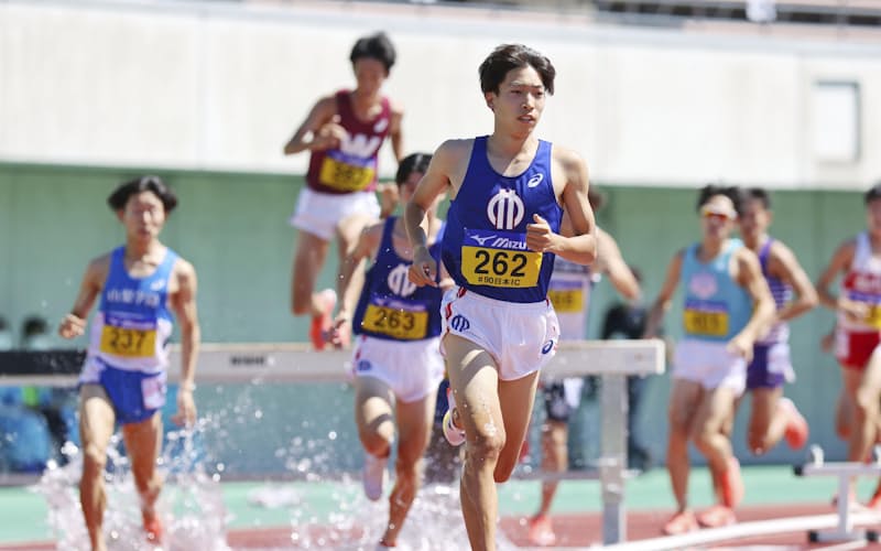 男子3000メートル障害 8分32秒47で優勝した三浦龍司=手前(19日、熊谷スポーツ文化公園陸上競技場)=共同 男子3000メートル障害 8分32秒47で優勝した三浦龍司=手前(19日、熊谷スポーツ文化公園陸上競技場)=共同