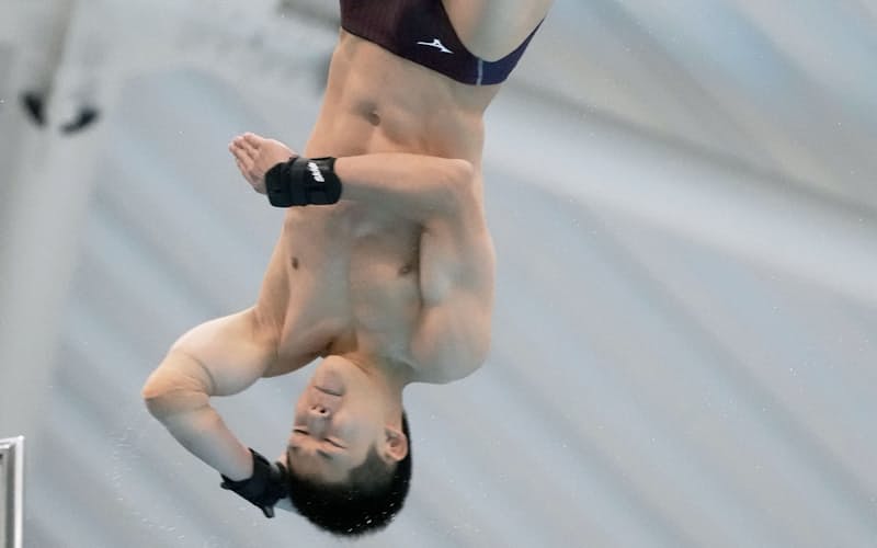 男子高飛び込みで優勝した玉井陸斗(19日、日環アリーナ栃木)=共同 男子高飛び込みで優勝した玉井陸斗(19日、日環アリーナ栃木)=共同