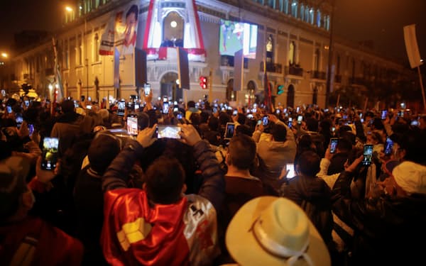 ペルーのカスティジョ政権は低所得者層の支持で誕生した（7月、リマ）=ロイター
