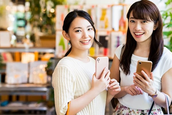 SNSで友人と共同購入する「シェア買い」が人気(写真はイメージ=PIXTA) SNSで友人と共同購入する「シェア買い」が人気(写真はイメージ=PIXTA)