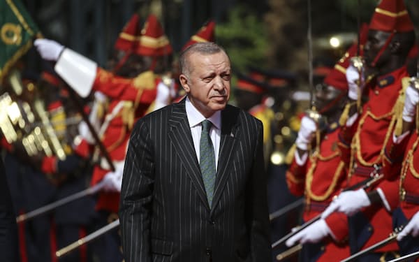 西アフリカのセネガルを訪問したトルコのエルドアン大統領（2020年1月、ダカール）＝ゲッティ共同