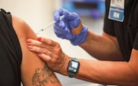 2021年8月23日、米オハイオ州コロンバスで新型コロナウイルスワクチンの接種を受ける男性（PHOTOGRAPH BY STEPHEN ZENNER, SOPA IMAGES, LIGHTROCKET VIA GETTY）