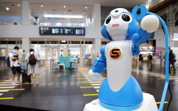 実証実験で神戸空港に配置された、施設の案内や接客をする遠隔対話ロボット（17日）