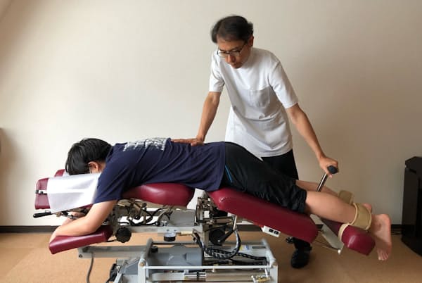 腰をくの字に曲げ、脊柱管を広げて痛みを和らげる(東京都中央区の竹谷内医院) 腰をくの字に曲げ、脊柱管を広げて痛みを和らげる(東京都中央区の竹谷内医院)