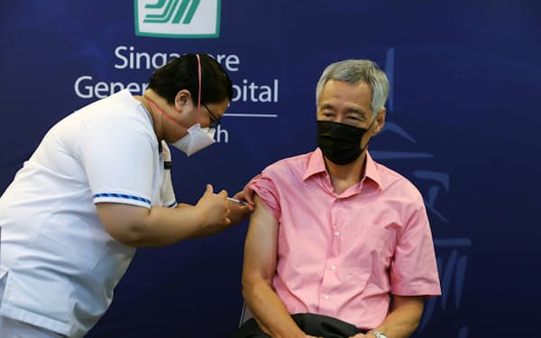 新型コロナウイルスワクチンの３回目の追加接種を受けるリー・シェンロン首相（17日）＝シンガポール政府提供