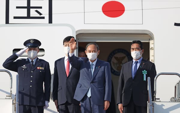 米国訪問のため羽田空港を出発する菅首相（23日）