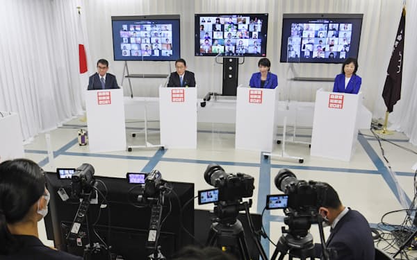 自民党総裁選のオンライン討論会に臨む（左から）河野、岸田、高市、野田の各氏（23日、党本部）