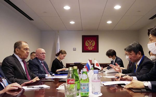 23日、ニューヨークでロシアのラブロフ外相（左端）と会談する茂木外相（右から2人目）＝外務省提供・共同