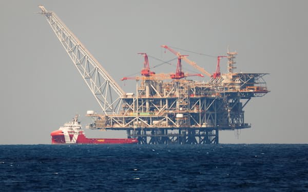イスラエル沖の天然ガス掘削施設。価格の高騰が増産を誘発しかねない=ロイター