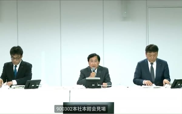 柏崎刈羽原子力発電所の改善措置などについて、オンラインで記者会見する東京電力ホールディングス（HD）の小林喜光会長（中央）ら（22日）