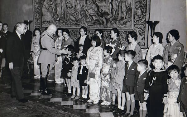 日本人の子供の顔をなでるイタリアの独裁者ムッソリーニ＝井上まゆみさん提供（中央の着物姿右側の少女が井上さん）