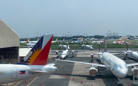 フィリピン航空は米国で連邦破産法11条適用を申請した（空港に並ぶ同社機材）