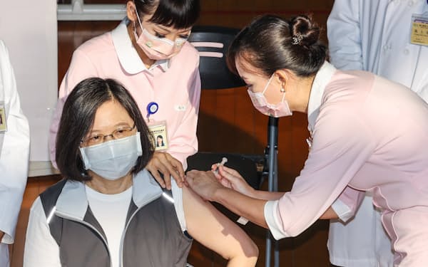 　８月23日、台北市の病院で新型コロナウイルスの台湾産ワクチンの接種を受ける蔡英文総統＝中央通信社・共同
