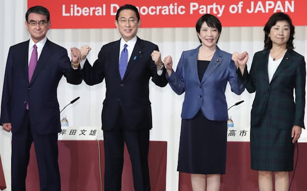 共同記者会見を前に写真撮影に応じる(左から)河野、岸田、高市、野田の各氏(17日、自民党本部)